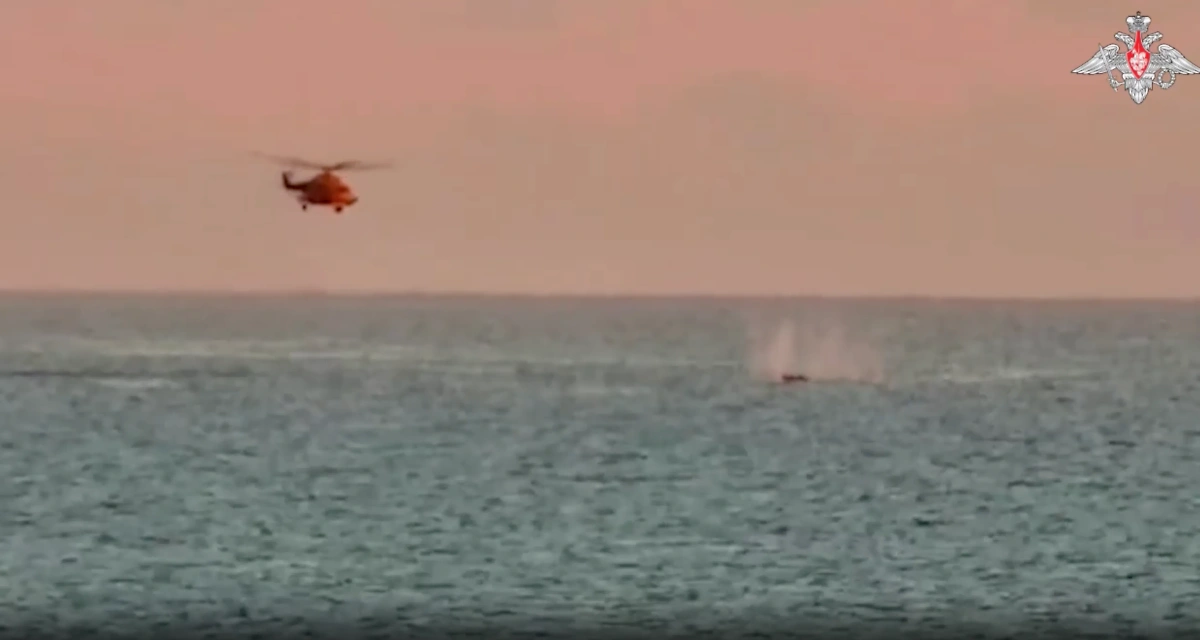 Российский вертолёт над безэкипажным катером ВСУ в Чёрном море. Обложка © Минобороны РФ
