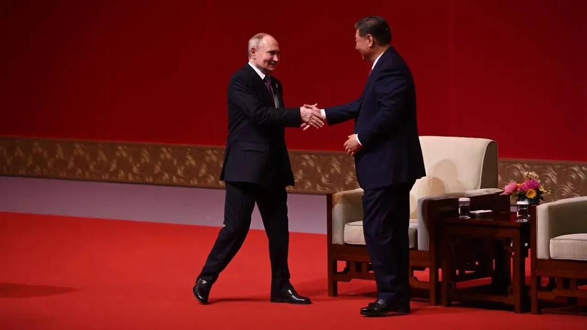 Рукопожатие Владимира Путина и Си Цзиньпина. Фото © Life.ru.