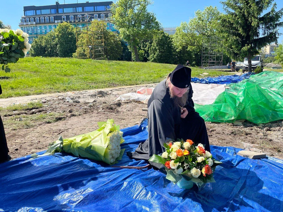 Митрополит Феодосий возложил цветы на месте снесённого Десятинного монастыря в Киеве. Обложка © Telegram / Проповеди митрополита Феодосия (Снигирёва)