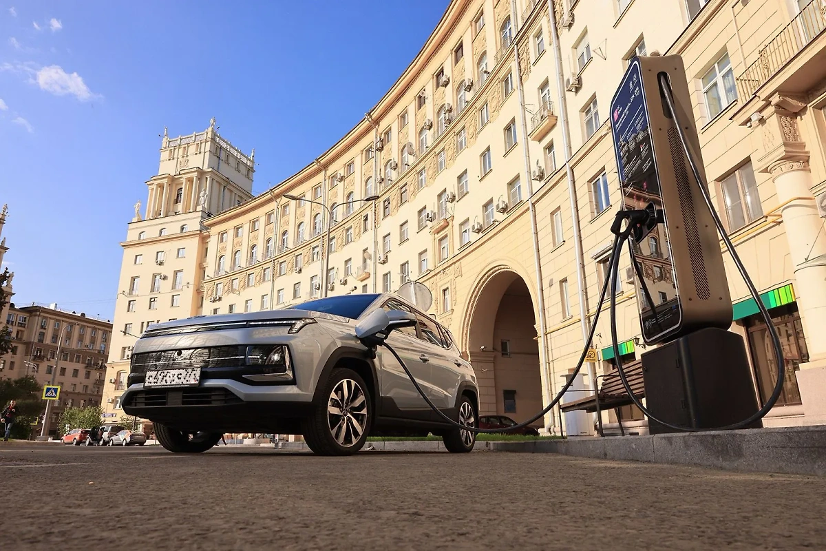 Электромобиль заряжается на ЭЗС в Москве. Обложка © Mos.ru