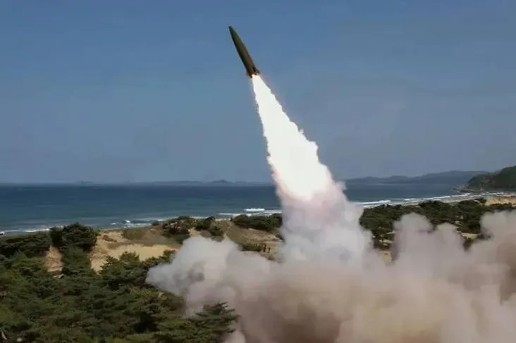 Испытание тактической баллистической ракеты с новой системой наведения в КНДР. Обложка © ЦТАК
