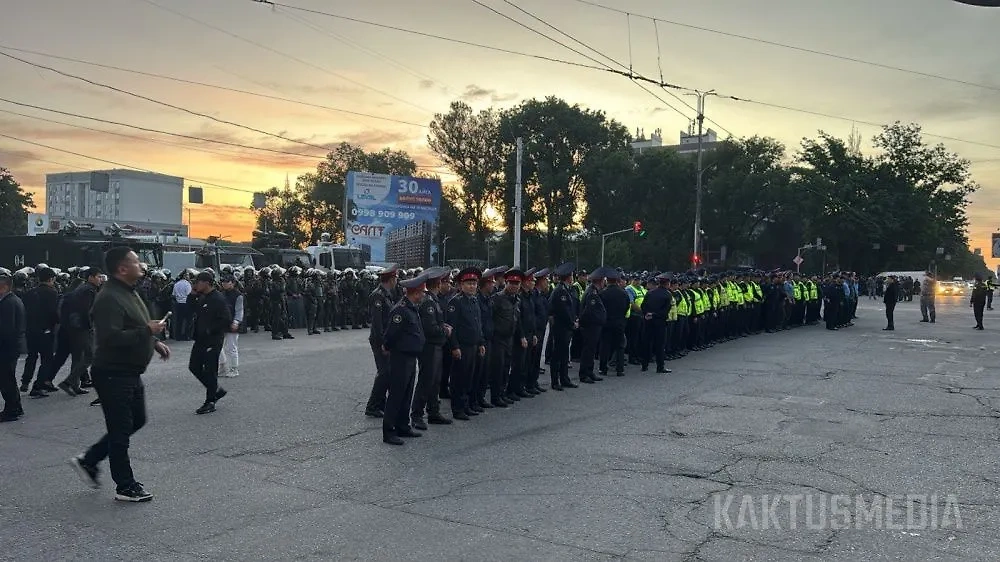Ситуация в Бишкеке нормализовалась только к рассвету. Обложка © Telegram / Kaktus Media