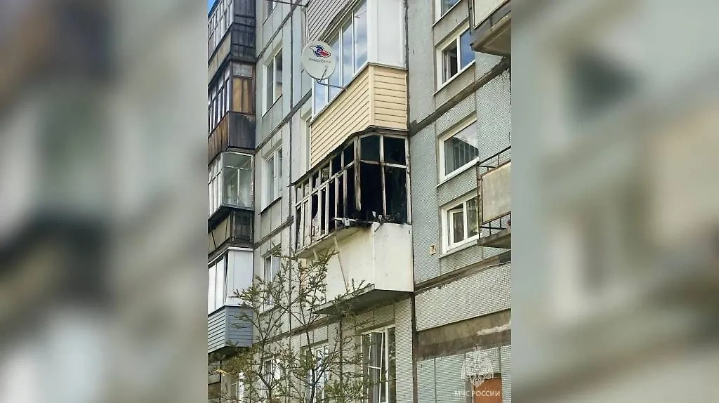 В Вологде электросамокат стал причиной пожара на балконе второго этажа. Обложка © Telegram / МЧС России