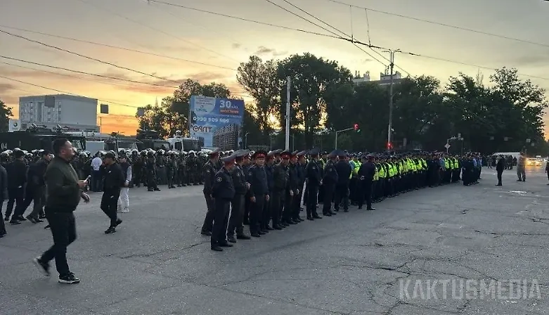 Ситуация в Бишкеке нормализовалась только к рассвету. Обложка © Telegram / Kaktus Media