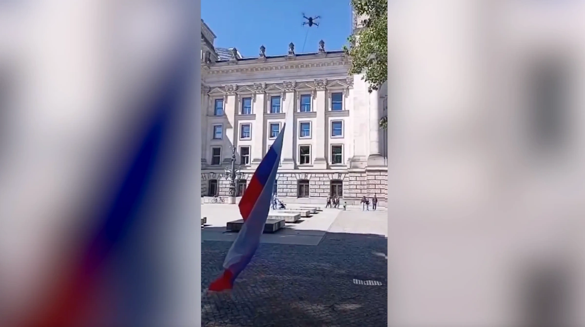 Российский флаг, прикреплённый к дрону в Германии в День Победы. Обложка © X / victoriaslog
