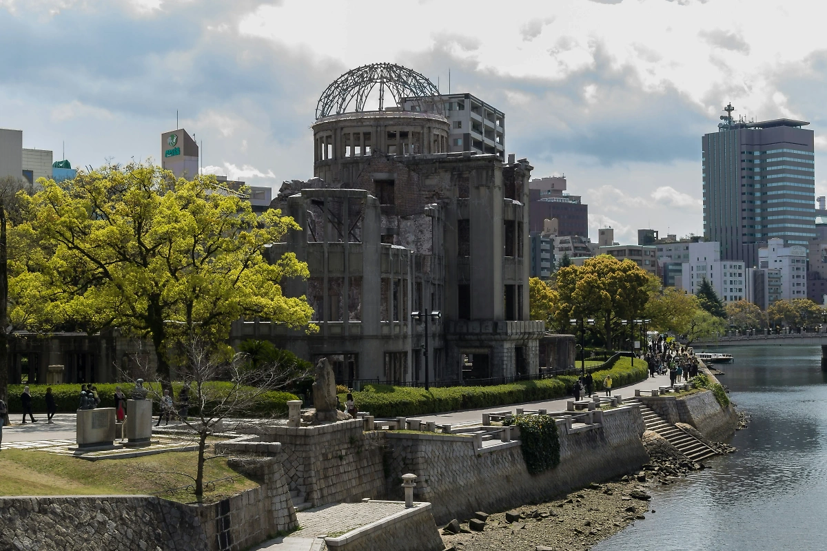 Руины здания, пострадавшего при ядерной бомбардировке Хиросимы. Обложка © Unsplash / Terence Starkey