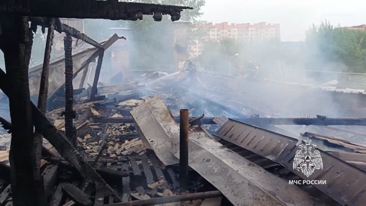 Место пожара на крыше многоквартирного дома в Красноярске. Скриншот © Telegram / МЧС Красноярского края
