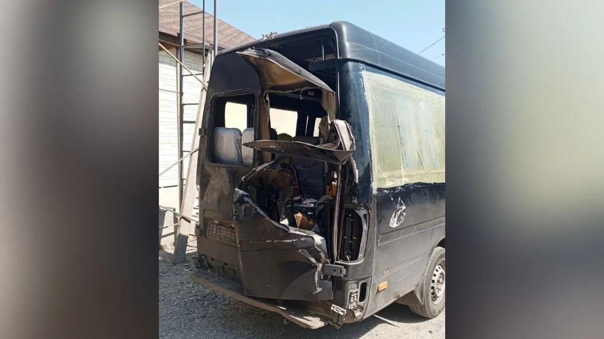 Повреждённый микроавтобус в Херсонской области. Обложка © Telegram / Владимир Сальдо