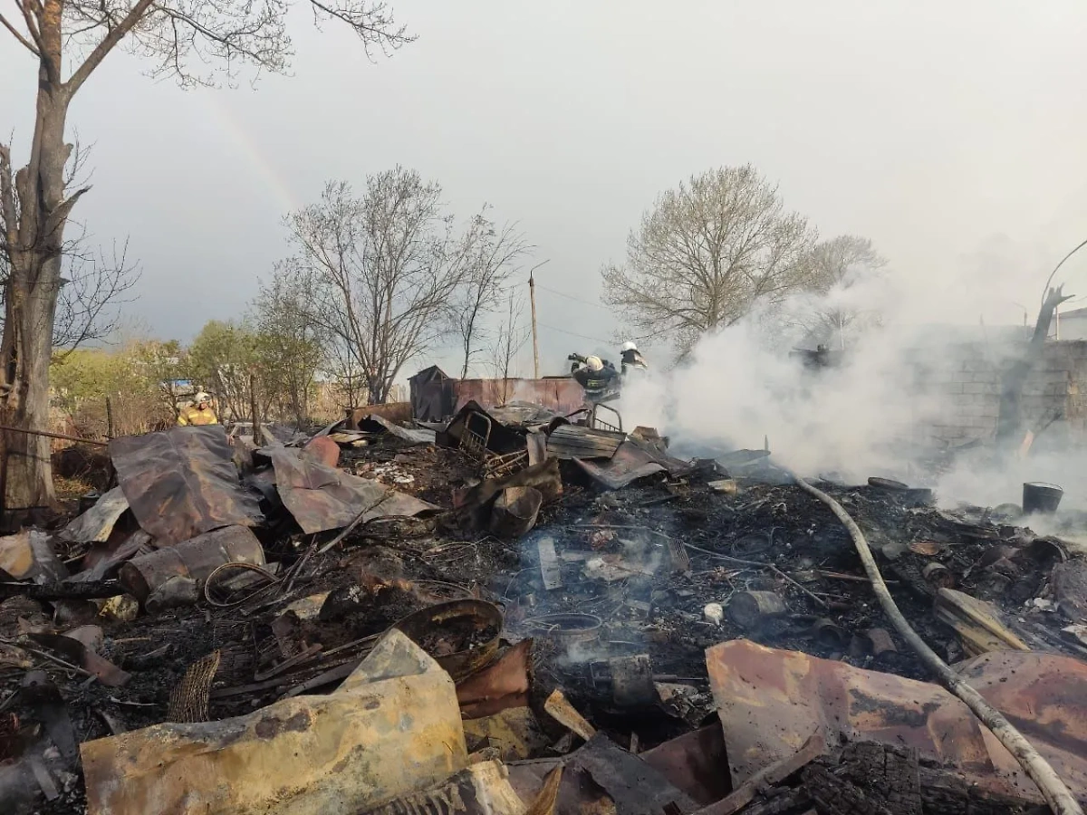 Место крупного пожара на Сахалине. Фото © Telegram / МЧС Сахалинской области