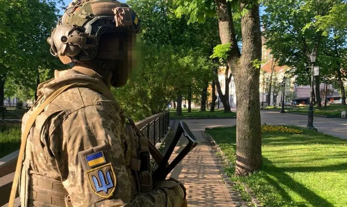 Сотрудник СБУ в Киеве. Обложка © Telegram / Служба безопасности Украины
