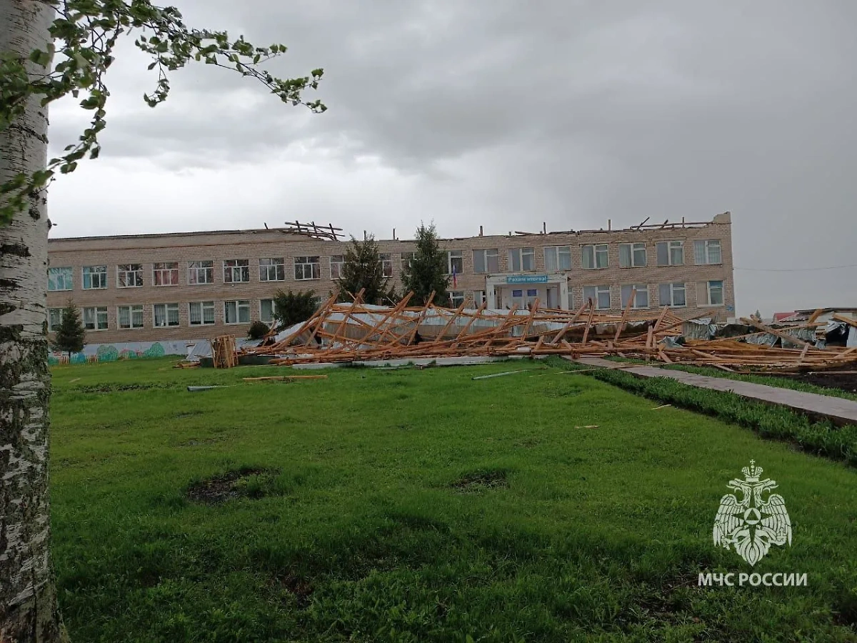 В Башкирии сильный ветер сорвал крышу деревенской школы. Фото © Telegram / МЧС Башкортостан