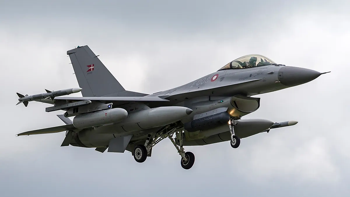 Истребитель F-16. Обложка © Shutterstock / FOTODOM