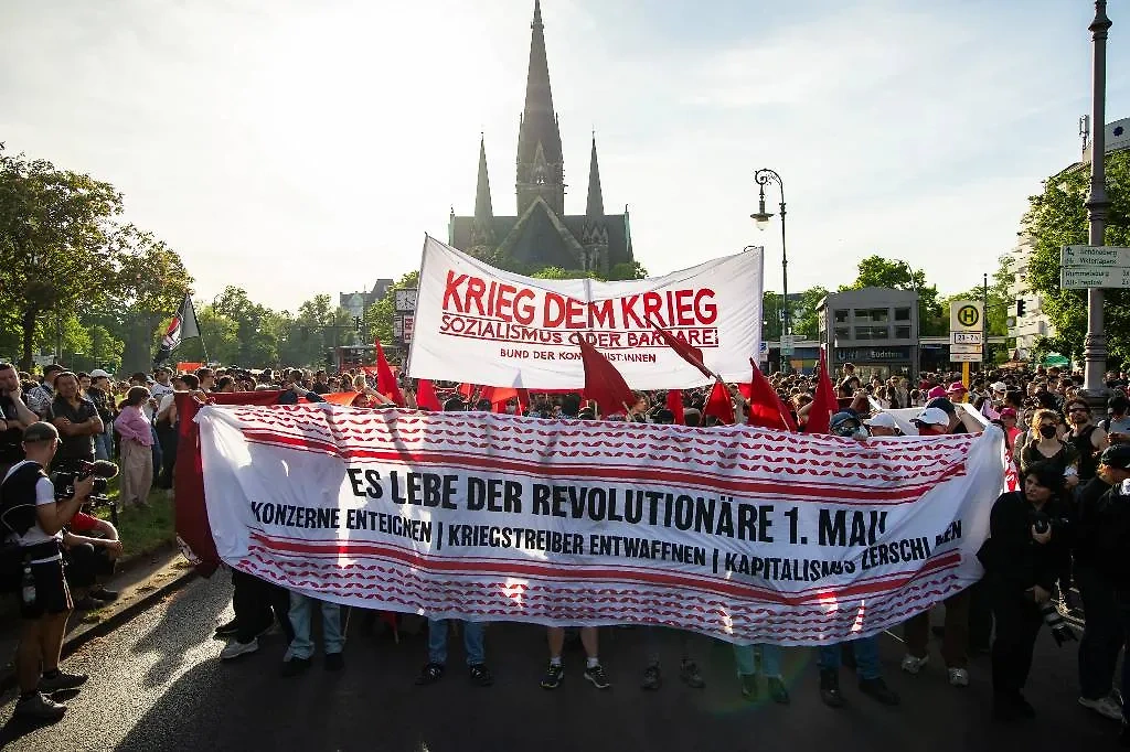 Первомайское шествие в Берлине, где люди выступают против поставок вооружения и капитализма. Обложка © X / @berlinerzeitung