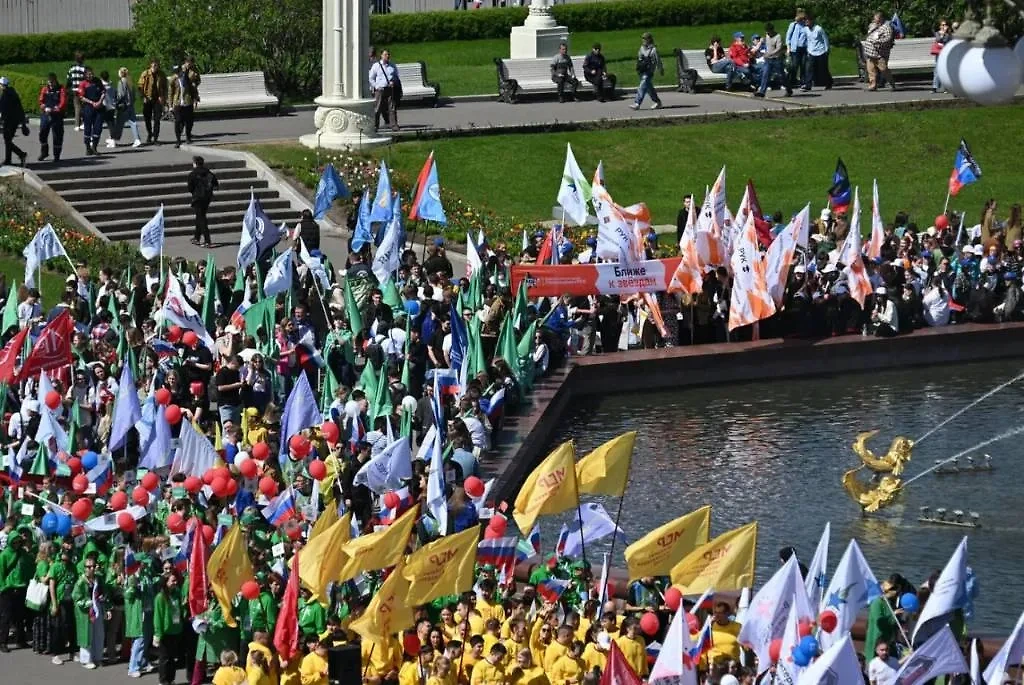 Праздничное первомайское шествие "Труд крут" в Москве. Обложка © Фотохост-агентство РИА "Новости" / Рамиль Ситдиков