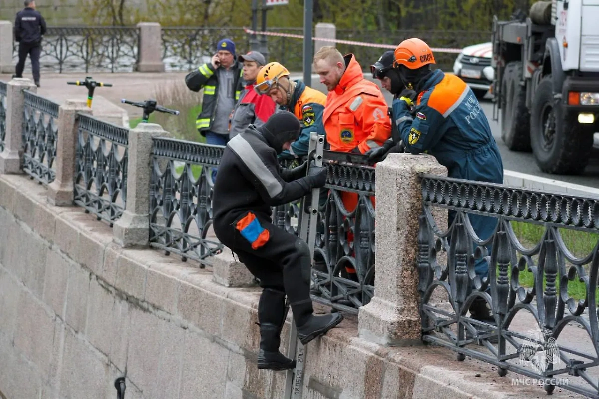 Спасатели и водолазы на месте ЧП. Фото © Telegram / МЧС России