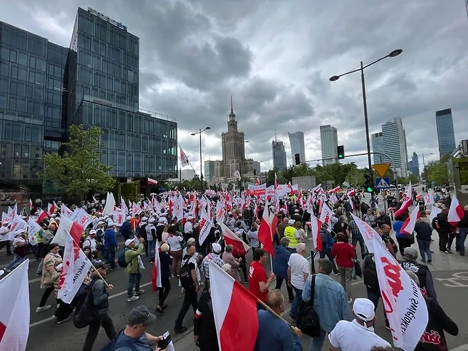 Забастовка фермеров в Варшаве. Обложка © X / SasinJacek