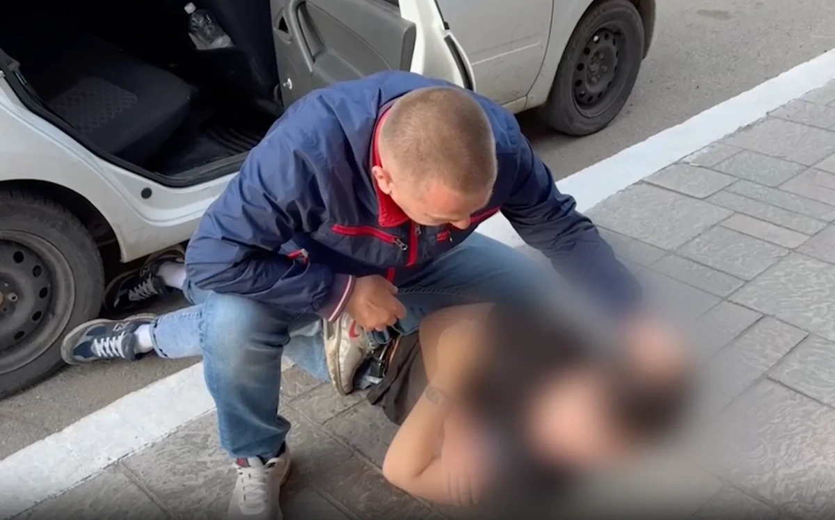 В Астрахани задержали мужчину, делавшего закладки с наркотиками. Видео © Telegram / Астраханская полиция