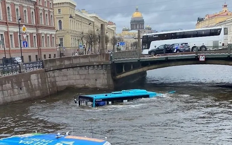 Автобус упал в Мойку в Петербурге. Обложка © Telegram / SHOT