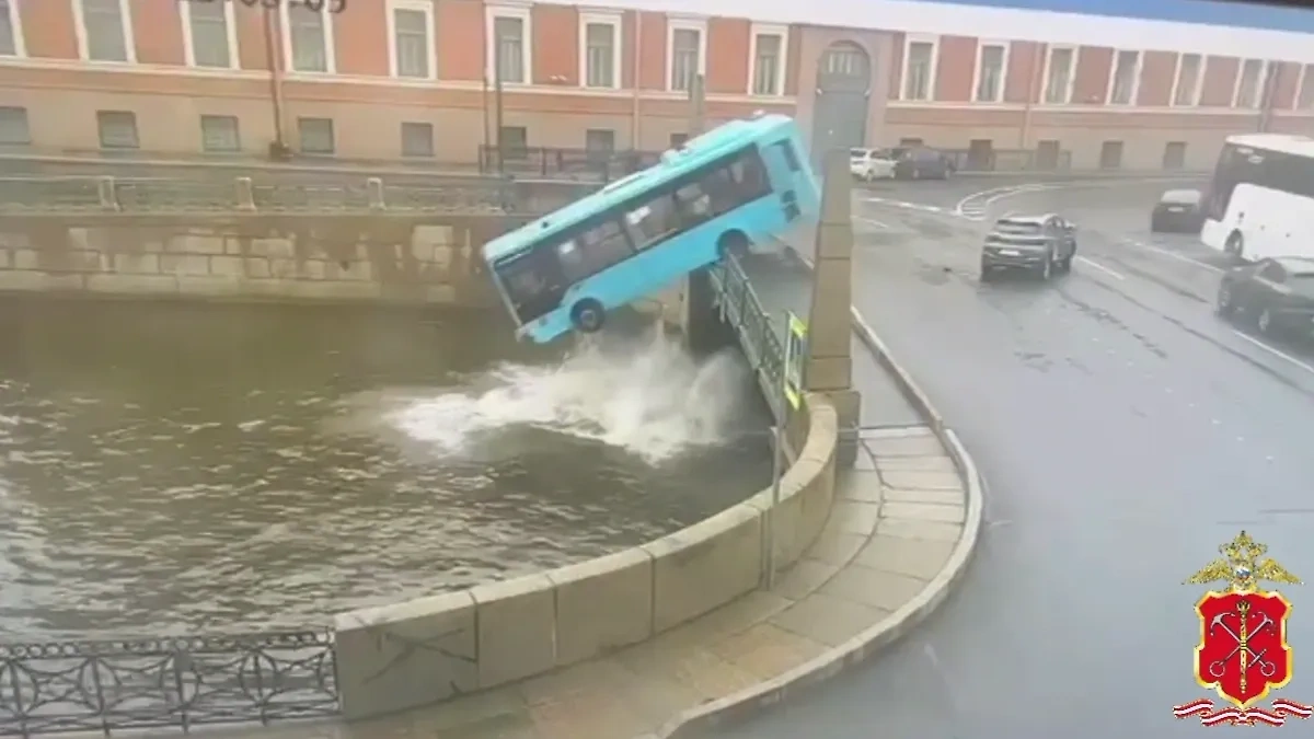 Автобус с пассажирами упал в реку Мойку в Петербурге. Фото © ГУ МВД России по г. Санкт-Петербургу и Ленинградской области