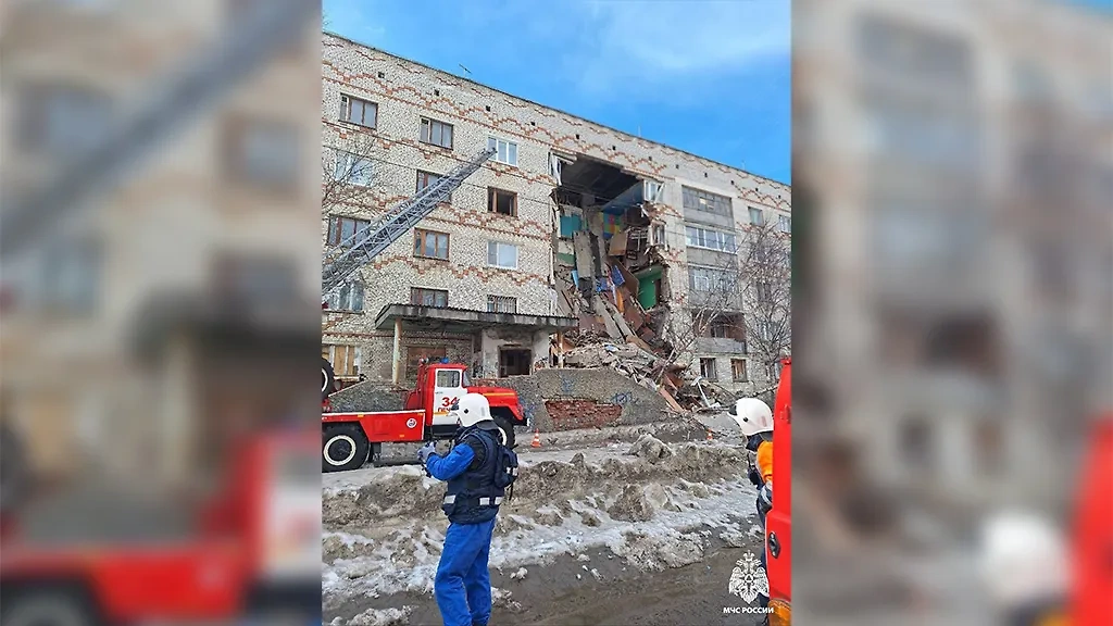 Несколько этажей обрушились в жилом доме в городе Печоре. Обложка © Telegram / МЧС Республики Коми