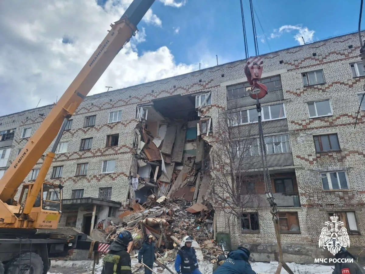 Последствия обрушения общежития в Печоре. Фото © Telegram / МЧС Республики Коми