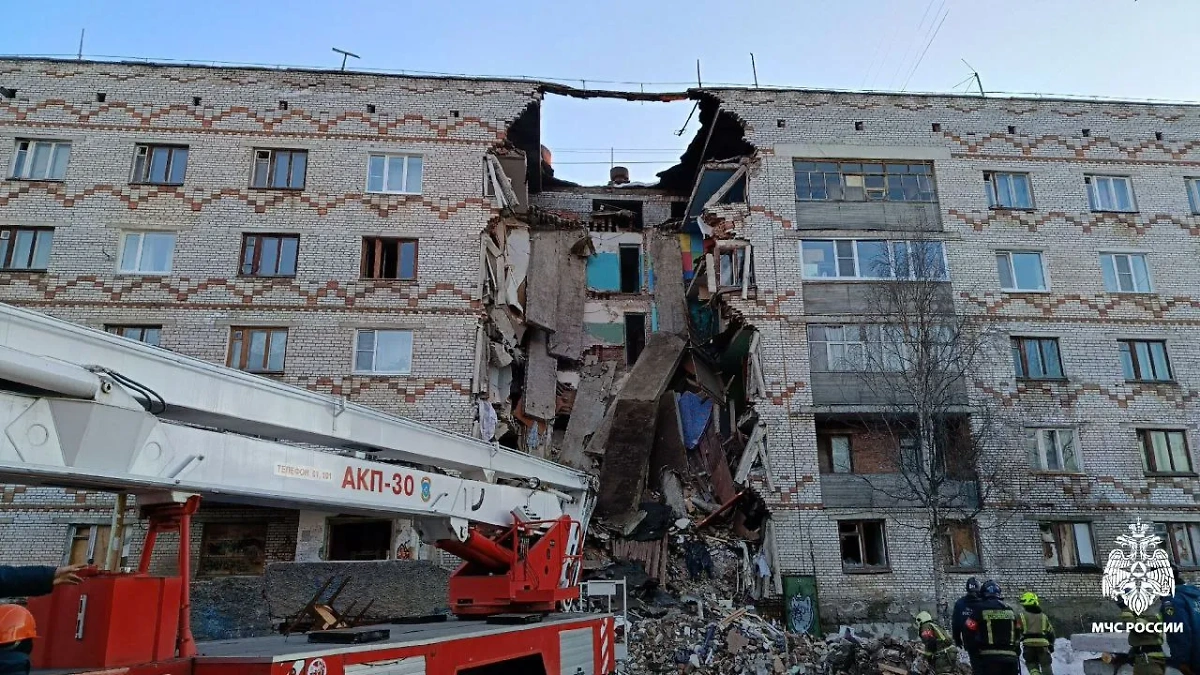 Несколько этажей обрушились в жилом доме в городе Печоре. Обложка © Telegram / МЧС Республики Коми
