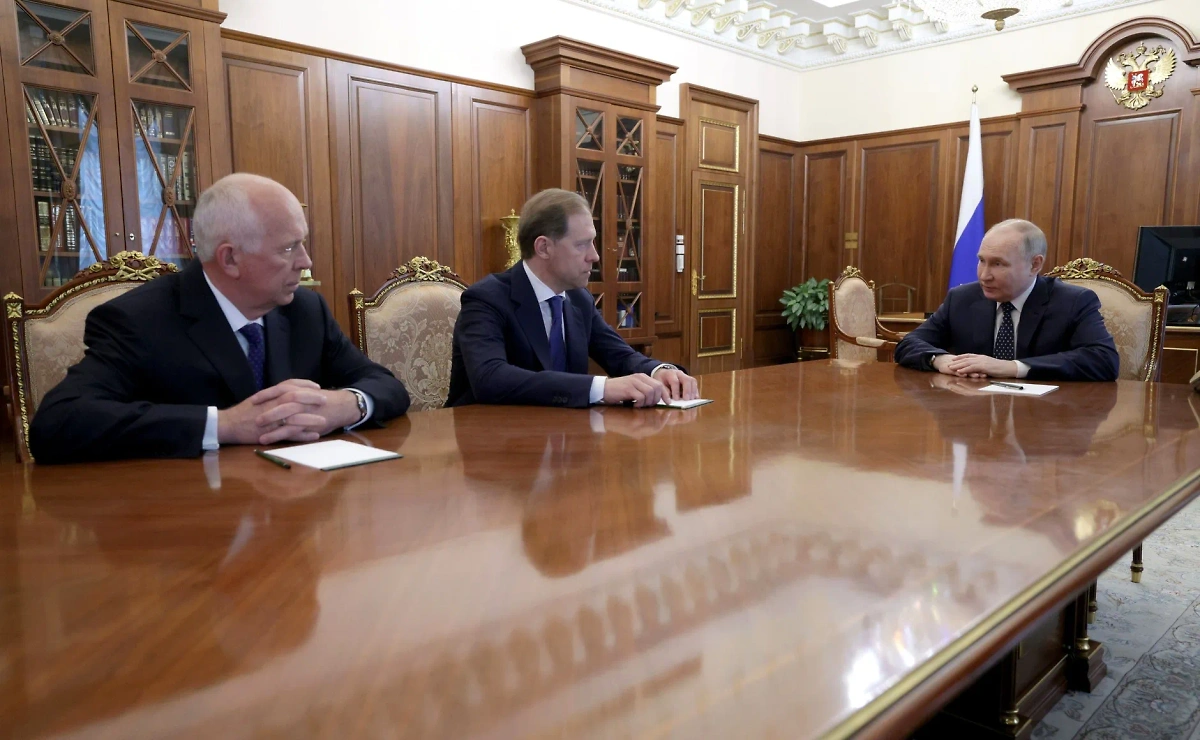 Встреча Владимира Путина с Денисом Мантуровым и Сергеем Чемезовым. Фото © Kremlin.ru
