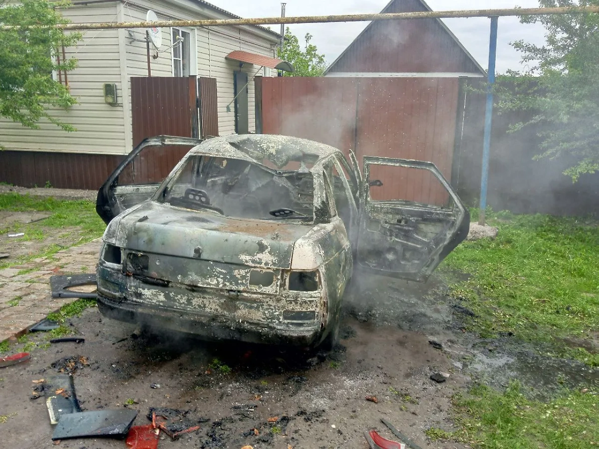 В Курской области в результате обстрела ВСУ сгорел легковой автомобиль. Фото © Telegram / Курская область