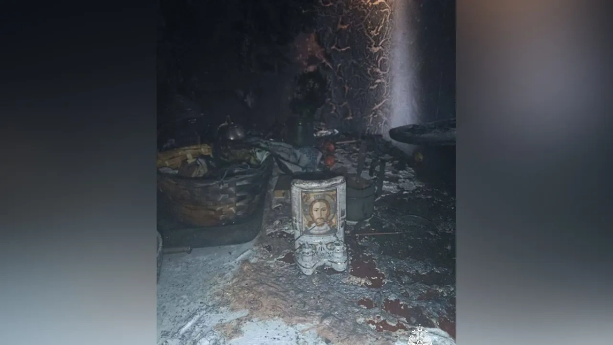 Икона, сохранившаяся при пожаре в квартире в Ульяновске. Фото © Telegram / МЧС России