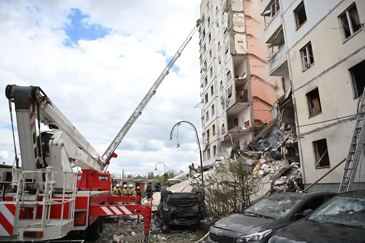 Последствия обстрела ВСУ многоэтажки. Обложка © Telegram / ДЕМИДОВ