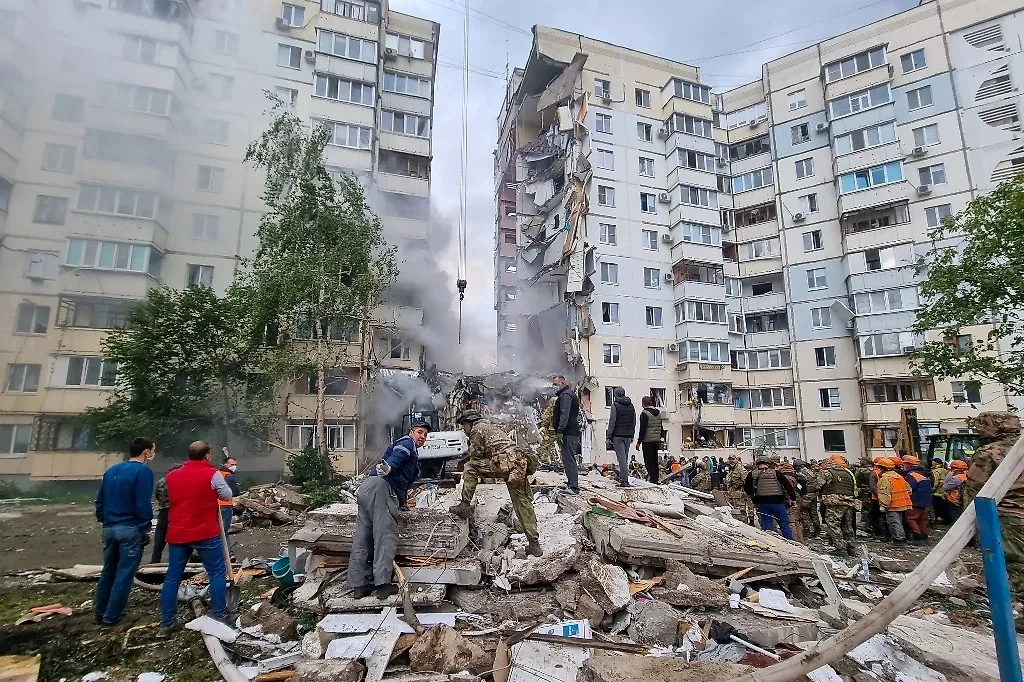 Двор пострадавшего дома, где в результате обстрела ВСУ 12 мая обрушен подъезд. Фото © ТАСС / Елизавета Демидова