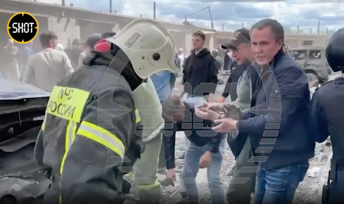 Вячеслав Гладков помогает спасателям на месте обрушения части дома в Белгороде после прилёта снаряда ВСУ. Обложка © Telegram / SHOT