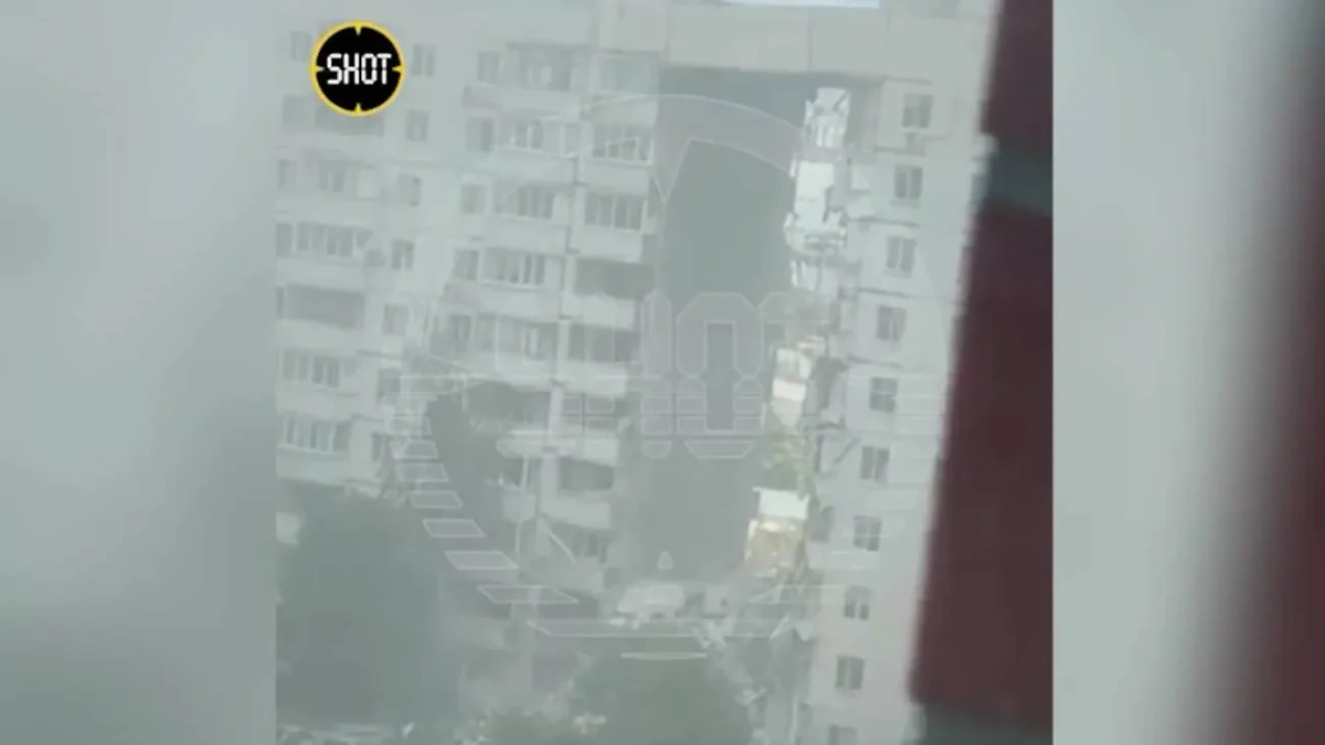 Подъезд жилой многоэтажки рухнул на улице Щорса в Белгороде. Фото © Telegram / МЧС России