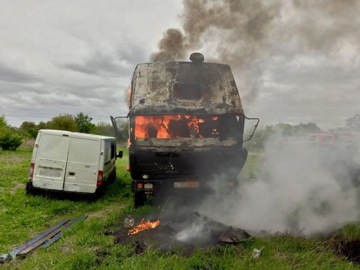 В Курской области в результате обстрела ВСУ сгорел КамАЗ. Фото © Telegram / Курская область