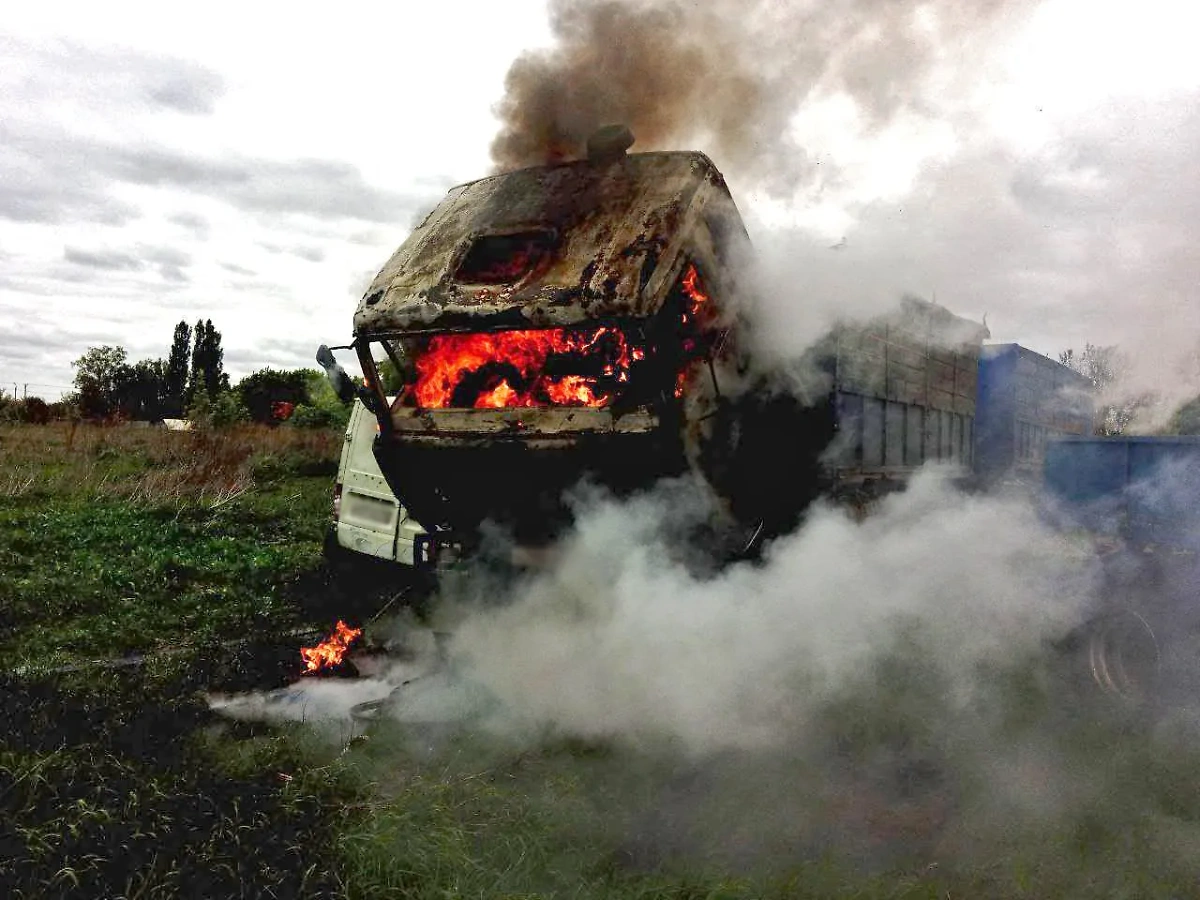 В Курской области в результате обстрела ВСУ сгорел КамАЗ. Обложка © Telegram / Курская область