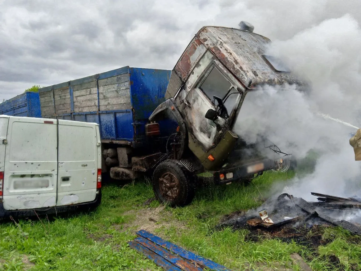 В Курской области в результате обстрела ВСУ сгорел КамАЗ. Фото © Telegram / Курская область