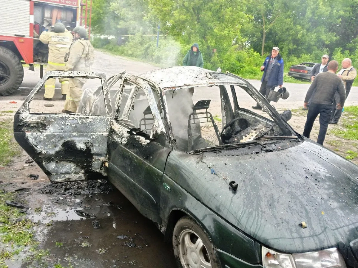 В Курской области в результате обстрела ВСУ сгорел легковой автомобиль. Фото © Telegram / Курская область