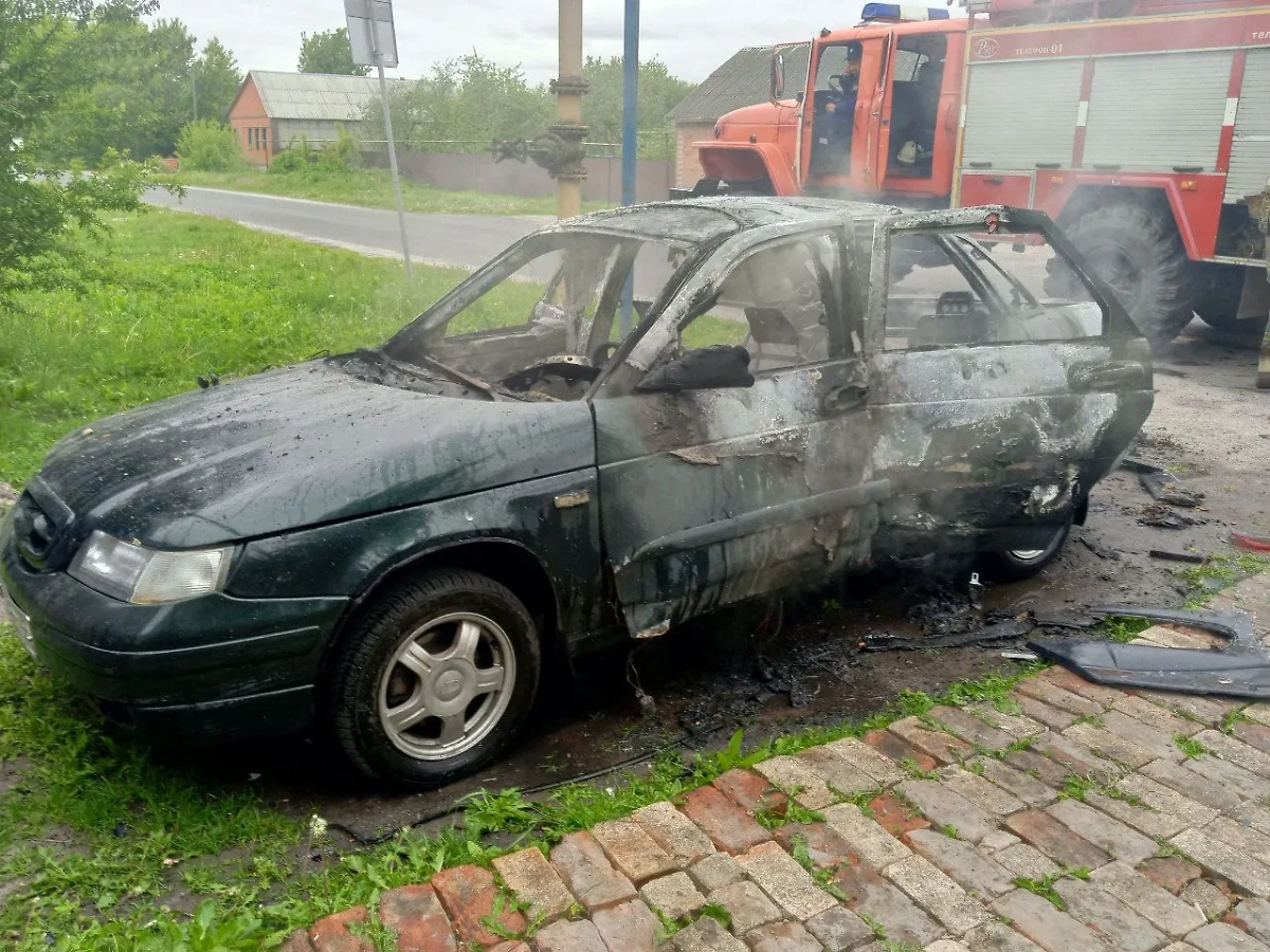 В Курской области в результате обстрела ВСУ сгорел легковой автомобиль. Фото © Telegram / Курская область