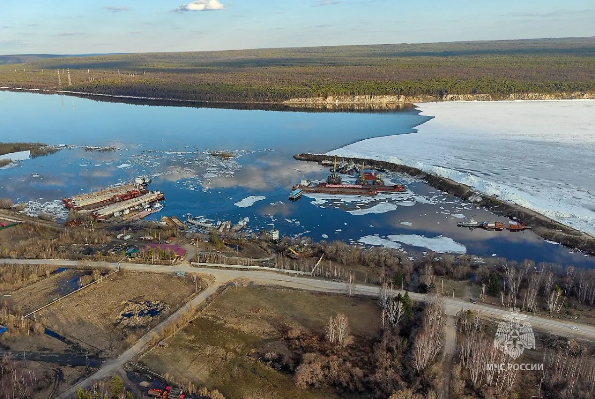 Река Лена в Якутии вышла из берегов и затопила село Иннях. Фото © МЧС Республики Саха (Якутия)