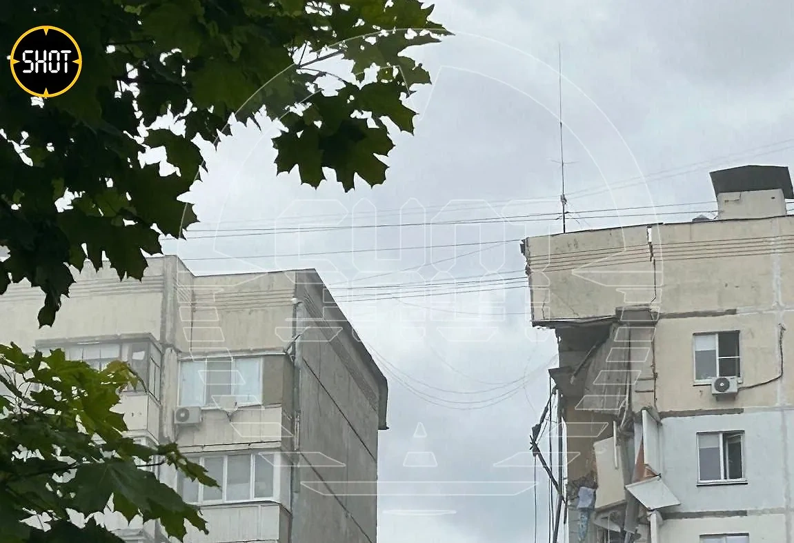 Многоэтажка в Белгороде после прилёта снаряда ВСУ. Обложка © Telegram / SHOT