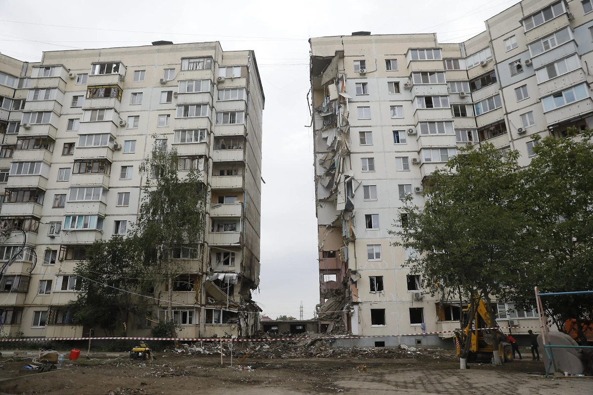 Последствия обрушения подъезда жилого дома в Белгороде из-за атаки ВСУ. Обложка © Life.ru / Андрей Тишин