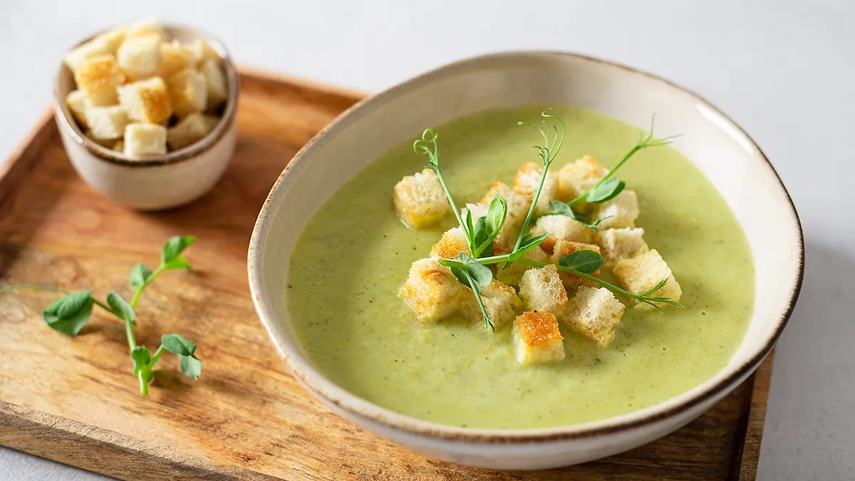 Рецепт крем-супа из брокколи с чесночными гренками. Фото © Shutterstock / FOTODOM