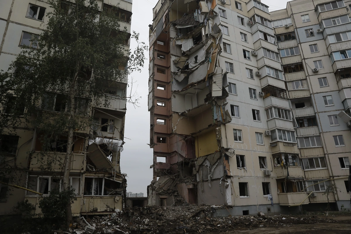 Обрушившийся после удара ВСУ дом в Белгороде. Фото © Life.ru / Андрей Тишин