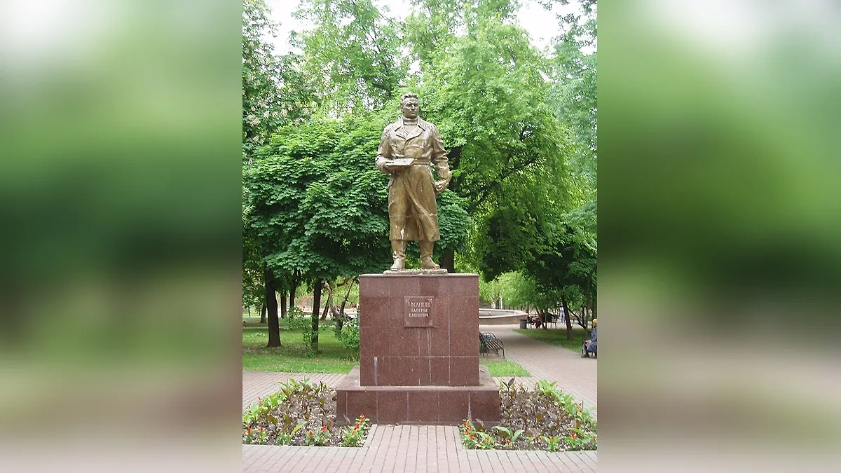 Памятник лётчику Валерию Чкалову до сноса. Фото © Wikipedia