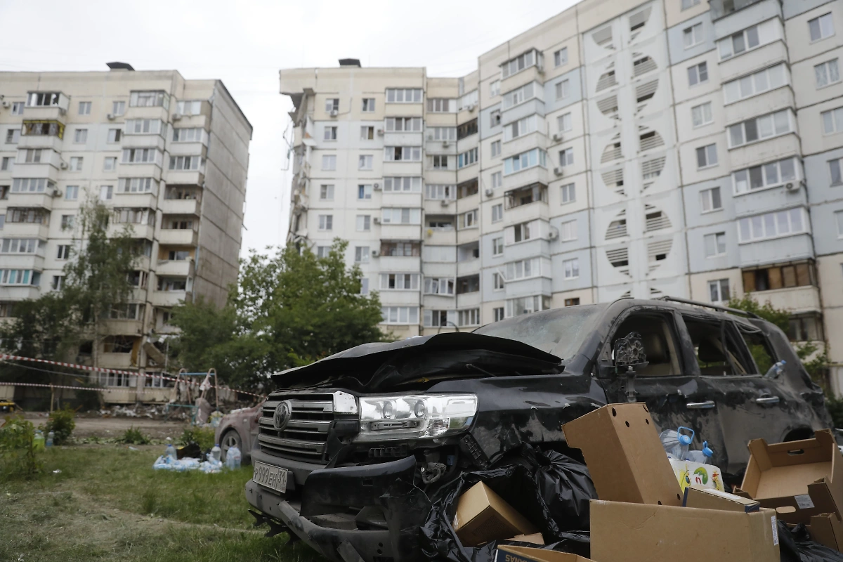 Удар был такой силы, что пострадали припаркованные во дворе дома на улице Щорса автомобили. Фото © Life.ru