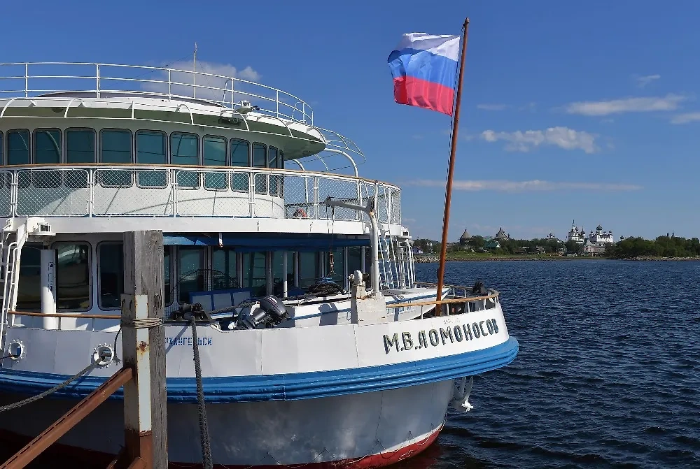 Теплоход "М.В. Ломоносов". Обложка © ТАСС / Лев Федосеев