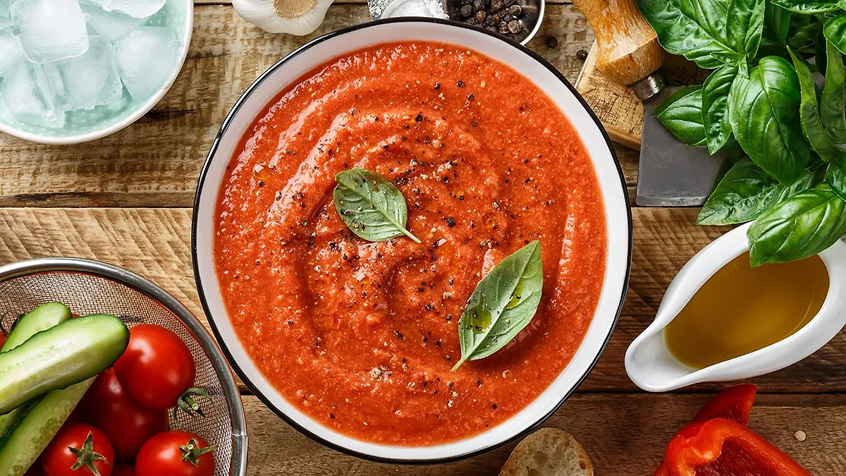 Лёгкий томатный крем-суп с базиликом. Фото © Shutterstock / FOTODOM