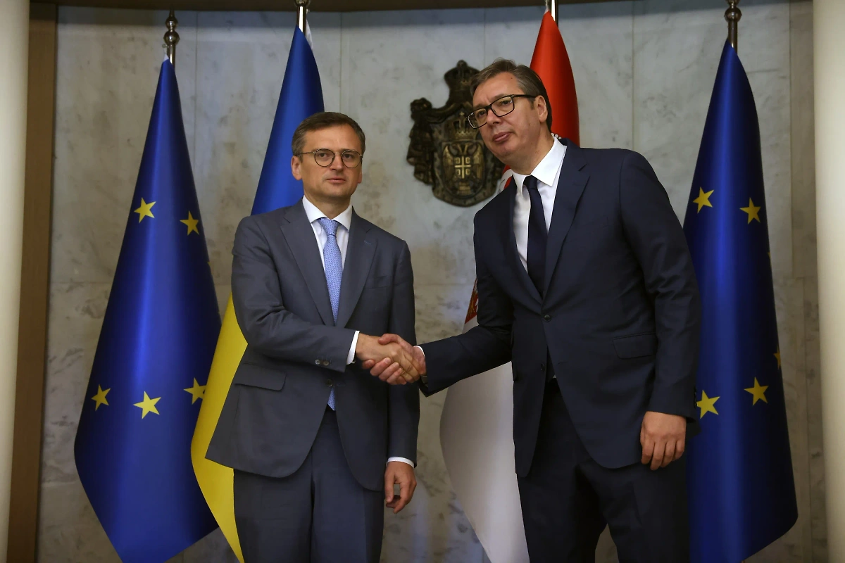 Президент Сербии Александр Вучич (справа) и глава МИД Украины Дмитрий Кулеба. Обложка © ТАСС / EPA / ANDREJ CUKIC