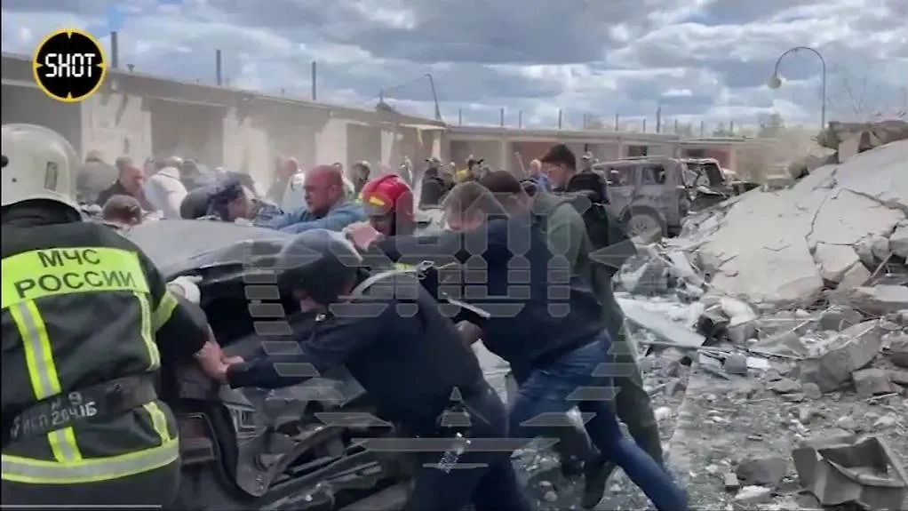 Губернатор Белгородской области Вячеслав Гладков помогает спасателям. Фото © Life.ru