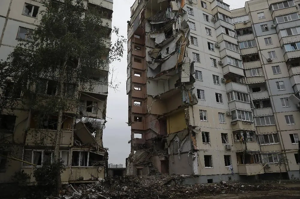 Последствия обрушения подъезда жилого дома в Белгороде из-за атаки ВСУ. Обложка © Life.ru / Андрей Тишин